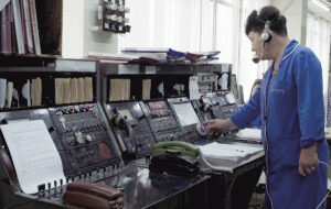 Bitte warten / Please Hold the Line