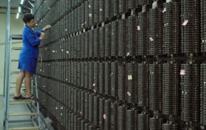 Bitte warten / Please Hold the Line