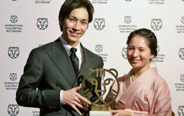 Regisseur Tanaka Toshihiko und Hauptdarstellerin Suzuki Takara mit dem Tiger Award für Rei