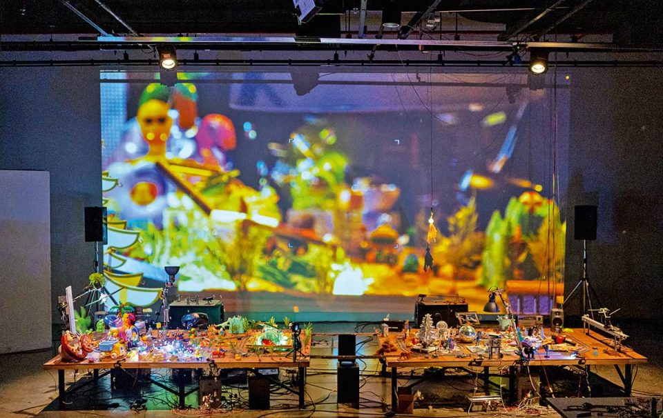 Juggle & Hide © Jukkrit Hanpipatpanich